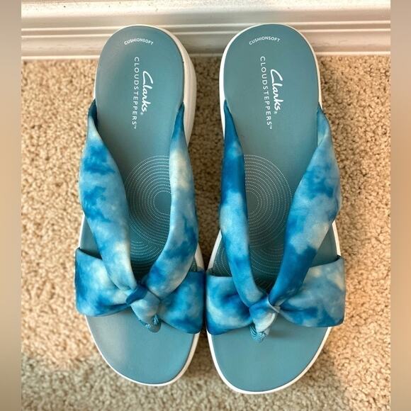 CLARKS | Cloudsteppers Women’s Tie-Dye Flip Flops | Size 9.5 - Picture 3 of 4